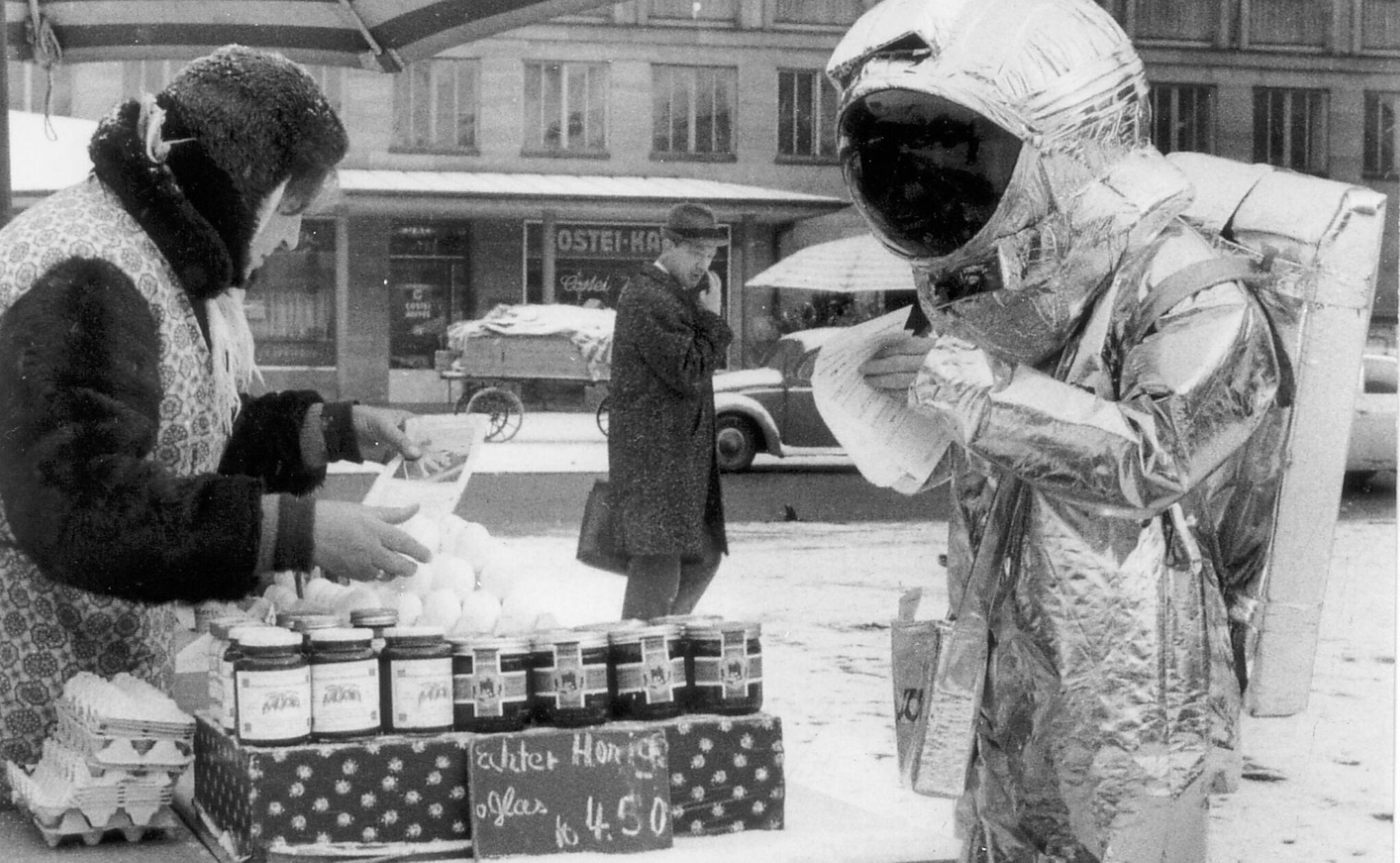 Im Februar 1970 - wenige Wochen vor dem Start der Apollo 13 - tauchte ein Astronaut auf dem Hauptmarkt auf. Doch handelte es sich nicht um einen Raumfahrer, der die Konzentrat-Nahrung leid war, und nach etwas Bissfestem suchte, sondern um einen Werbegag für eine Spezialwärmedecke. Diese war gefertigt aus einer mit Aluminium bedampften Polyethylen-Säurefolie, mit der auch Astronautenanzüge und Satellitenbeschichtungen verarbeitet wurden. Vielleicht trug diese Dämmtechnik auch zum Überleben der Besatzung der Apollo 13 bei. Während des legendären Rettungsmanövers sank die Temperatur im Raumschiff bis auf den Gefrierpunkt.