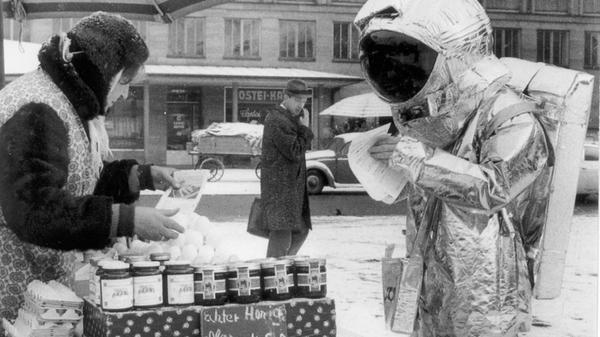 Im Februar 1970 - wenige Wochen vor dem Start der Apollo 13 - tauchte ein Astronaut auf dem Hauptmarkt auf. Doch handelte es sich nicht um einen Raumfahrer, der die Konzentrat-Nahrung leid war, und nach etwas Bissfestem suchte, sondern um einen Werbegag für eine Spezialwärmedecke. Diese war gefertigt aus einer mit Aluminium bedampften Polyethylen-Säurefolie, mit der auch Astronautenanzüge und Satellitenbeschichtungen verarbeitet wurden. Vielleicht trug diese Dämmtechnik auch zum Überleben der Besatzung der Apollo 13 bei. Während des legendären Rettungsmanövers sank die Temperatur im Raumschiff bis auf den Gefrierpunkt.