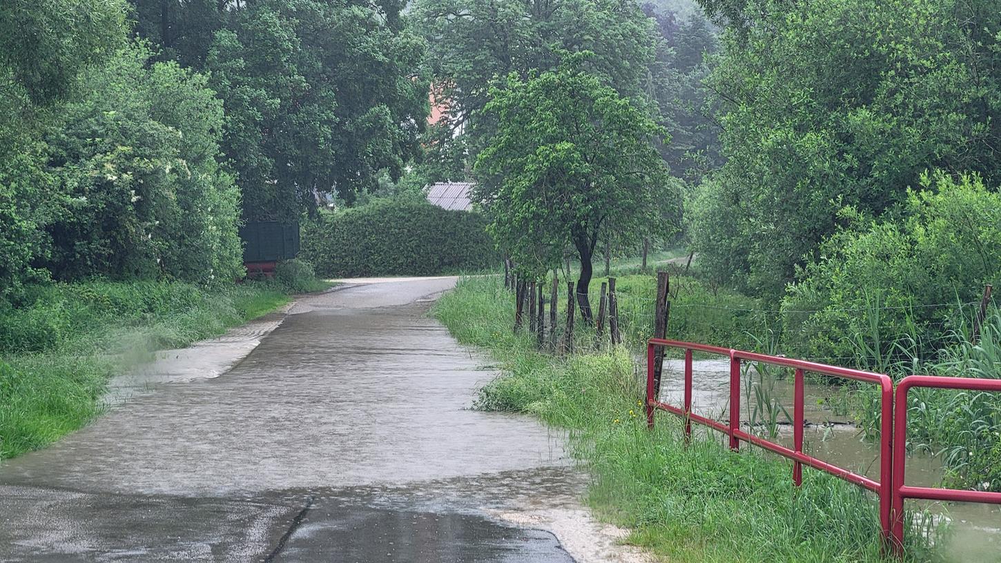 Vollgelaufene Keller, überflutete Straßen: Die Ortsteile im Weißenburger Osten waren von den jüngsten Starkregenereignissen gebeutelt. Der Bösbach etwa trat an mehreren Stellen über die Ufer, wie hier in Rohrwalk. Vollgelaufene Keller, überflutete Straßen: Die Ortsteile im Weißenburger Osten waren von den jüngsten Starkregenereignissen gebeutelt. Der Bösbach etwa trat an mehreren Stellen über die Ufer, wie hier in Rohrwalk.