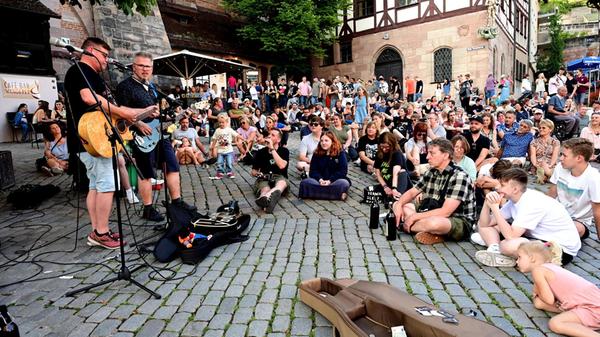 Bardentreffen am Sonntag: Feierlaune auf allen Plätzen. Das SaFra Duo aus dem Rheinklnd rockt den Tiergärtnertorplatz