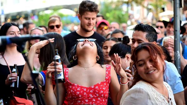 Bardentreffen am Sonntag: Feierlaune auf allen Plätzen. Kemadito Sound bringt die Leute in der Altstadt zum Tanzen.