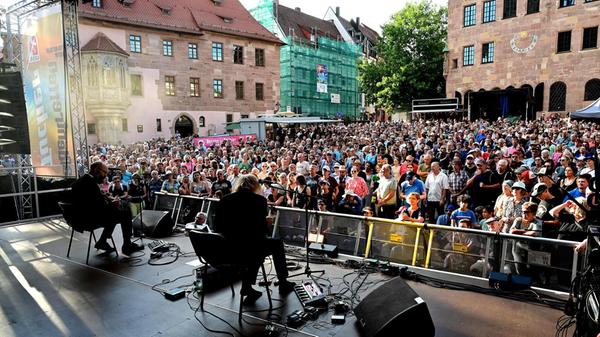 Bardentreffen am Sonntag: Feierlaune auf allen Plätzen. Puuluup auf dem Sebalder Platz.