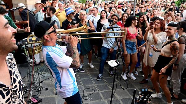 Bardentreffen am Sonntag: Feierlaune auf allen Plätzen. Kemadito Sound bringt die Leute in der Altstadt zum Tanzen.