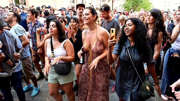 Bardentreffen am Sonntag: Feierlaune auf allen Plätzen. Kemadito Sound bringt die Leute in der Altstadt zum Tanzen.