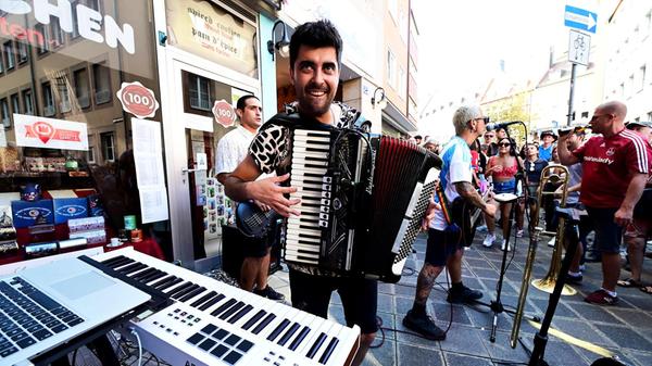 Bardentreffen am Sonntag: Feierlaune auf allen Plätzen. Kemadito Sound bringt die Leute in der Altstadt zum Tanzen.