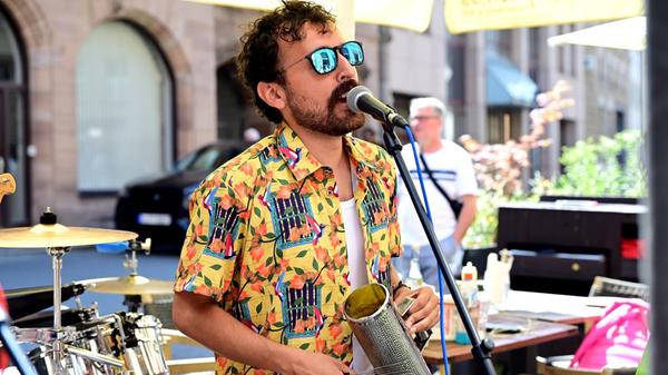 Bardentreffen am Sonntag. Latinoklänge in der Adlerstraße.