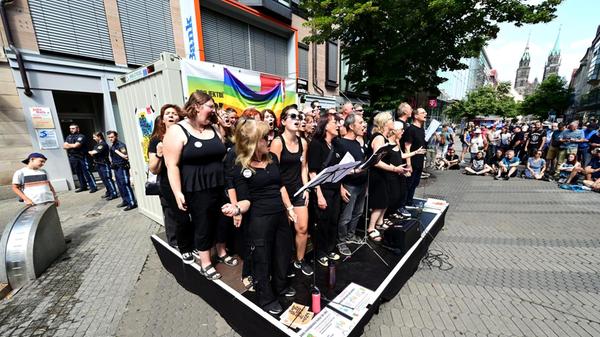 Bardentreffen am Sonntag. Der Chor Stimmengewitter auf der Straßenbühne.