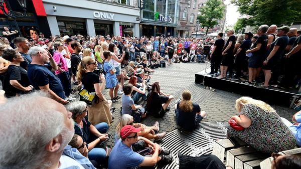 Bardentreffen am Sonntag. Der Chor Stimmengewitter auf der Straßenbühne.