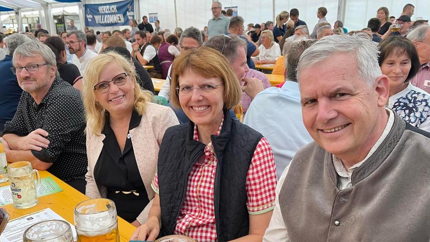 Zahlreiche Politprominenz fand den Weg nach Allersberg ins Bierzelt. Zahlreiche Politprominenz fand den Weg nach Allersberg ins Bierzelt.