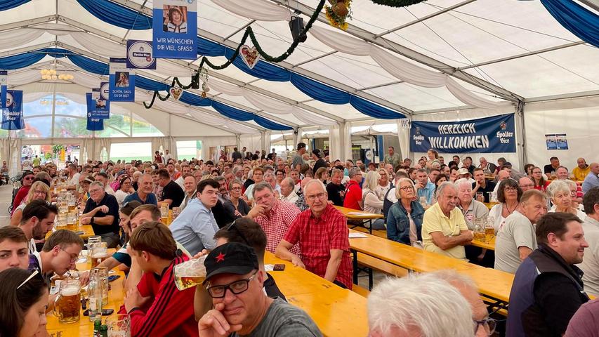 Diszipliniert lauschten die Festgäste den Worten des Kabarettisten. Diszipliniert lauschten die Festgäste den Worten des Kabarettisten.