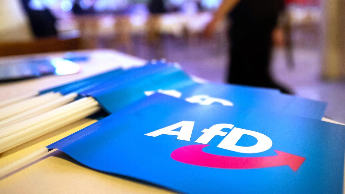 Die AfD ist als Partei nicht verboten und deshalb Teil der Parlamente. Doch dass sie in ihren Fraktionen Verfassungsfeinde beschäftigt und duldet, ruft den Gesetzgeber auf den Plan. Die AfD ist als Partei nicht verboten und deshalb Teil der Parlamente. Doch dass sie in ihren Fraktionen Verfassungsfeinde beschäftigt und duldet, ruft den Gesetzgeber auf den Plan.