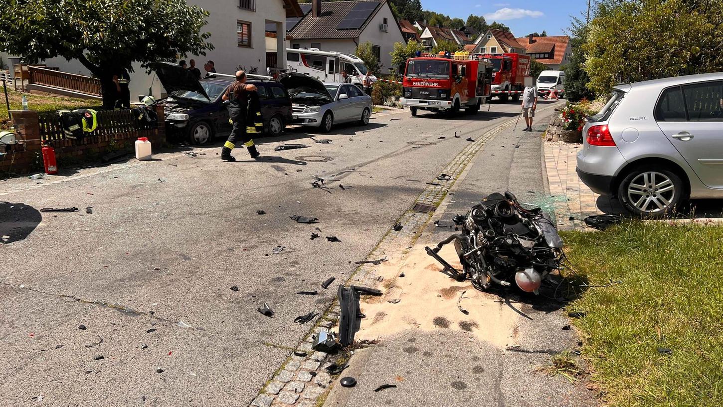 Mehrere Fahrzeuge wurden beschädigt - die Straße gleicht einem Trümmerfeld. Mehrere Fahrzeuge wurden beschädigt - die Straße gleicht einem Trümmerfeld.