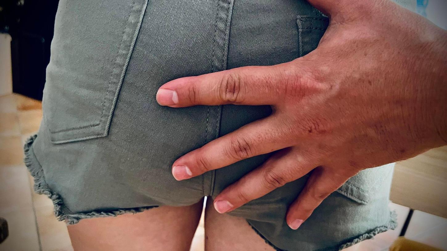 Ein 22-jähriger Allersberger begrabschte eine 15-Jährige auf der Allersberger Kirchweih (hier ein Symbolfoto) am Po. Dies blieb nicht ohne Folgen, zumal sich der junge betrunkene Mann auch noch kräftig gegen den Security-Dienst wehrte. Ein 22-jähriger Allersberger begrabschte eine 15-Jährige auf der Allersberger Kirchweih (hier ein Symbolfoto) am Po. Dies blieb nicht ohne Folgen, zumal sich der junge betrunkene Mann auch noch kräftig gegen den Security-Dienst wehrte.