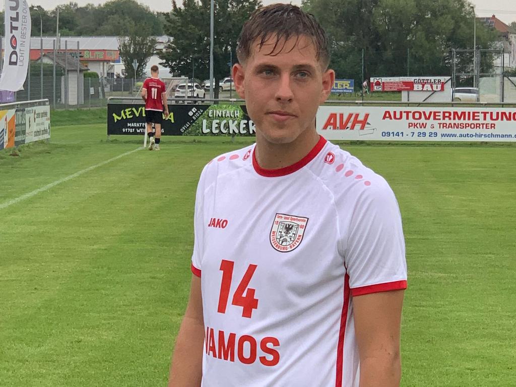 Der TSV 1860 (hier Noah Schneider) zeigte sich in T-Shirts mit der Nr. 14 für den... Der TSV 1860 (hier Noah Schneider) zeigte sich in T-Shirts mit der Nr. 14 für den...