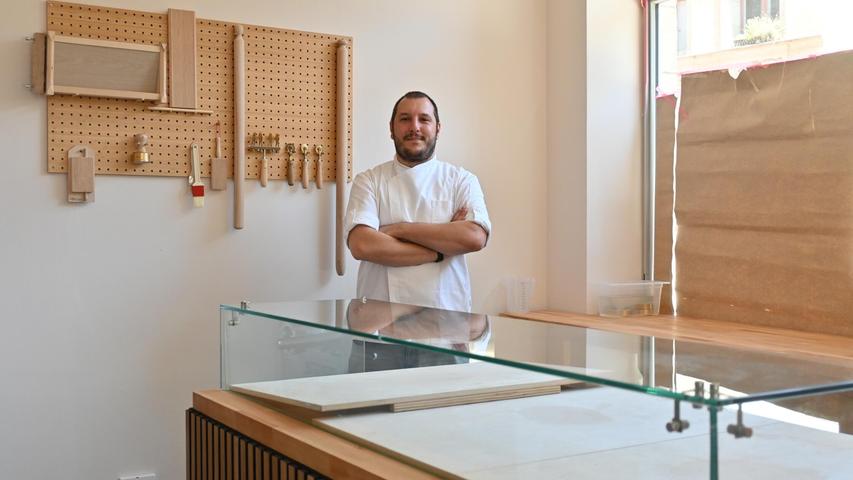 Ein Drittel des Ladens ist für die Pasta-Werkstatt reserviert, hier können auch Gäste Hand anlegen. In direkter Nähe: Das Ladenregal mit den frischen Nudeln, Soßen und anderen feinen Dingen aus Italien, der Heimat von Michelangelo Bartoloni. Ein Drittel des Ladens ist für die Pasta-Werkstatt reserviert, hier können auch Gäste Hand anlegen. In direkter Nähe: Das Ladenregal mit den frischen Nudeln, Soßen und anderen feinen Dingen aus Italien, der Heimat von Michelangelo Bartoloni.