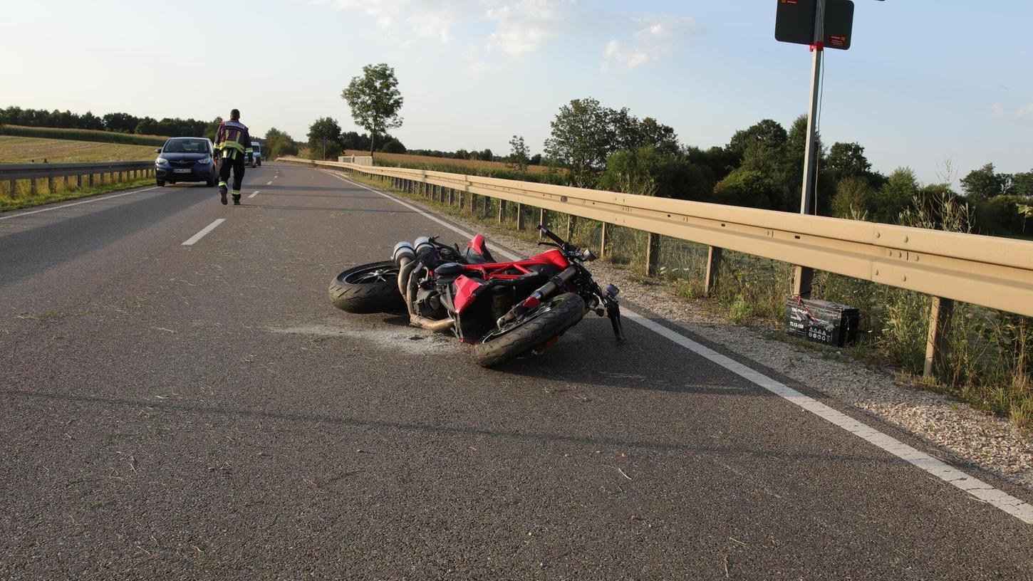 Am Dienstagabend (30.07.2024) kam es gegen 18:30 Uhr auf der Bundesstraße 466 zwischen Gunzenhausen und Oberwurmbach zu einem Verkehrsunfall, bei dem ein 22-jähriger Motorradfahrer sein Leben verlor Am Dienstagabend (30.07.2024) kam es gegen 18:30 Uhr auf der Bundesstraße 466 zwischen Gunzenhausen und Oberwurmbach zu einem Verkehrsunfall, bei dem ein 22-jähriger Motorradfahrer sein Leben verlor