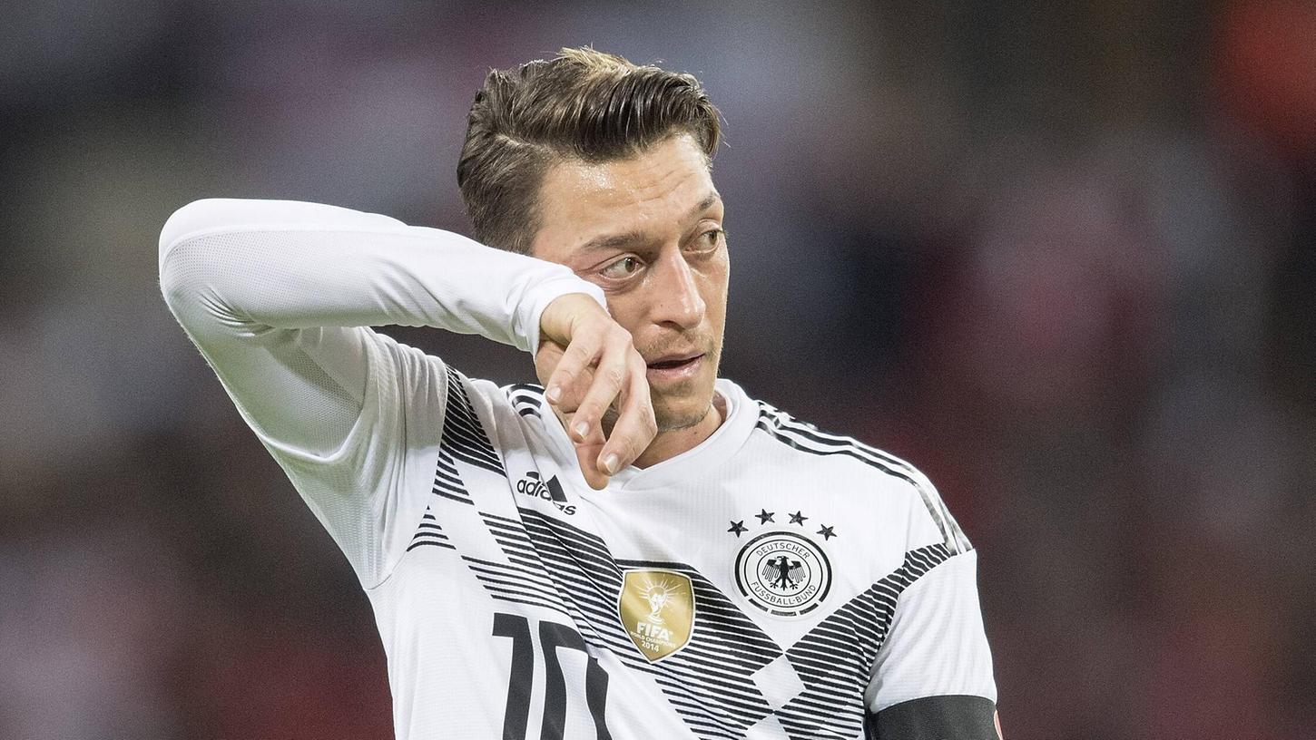 Schon in der Vergangenheit ist Mesut Özil im Netz mit extremen Positionen aufgefallen. Nun folgte am späten Dienstagabend ein Beitrag zu Israel. Schon in der Vergangenheit ist Mesut Özil im Netz mit extremen Positionen aufgefallen. Nun folgte am späten Dienstagabend ein Beitrag zu Israel.