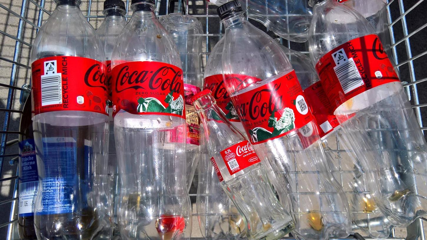 Eine sehr große Menge Pfandflaschen wurde aus einem Getränkemarkt in Hilpoltstein gestohlen. Diese waren kistenweise abgestellt worden. (Symbolbild) Eine sehr große Menge Pfandflaschen wurde aus einem Getränkemarkt in Hilpoltstein gestohlen. Diese waren kistenweise abgestellt worden. (Symbolbild)