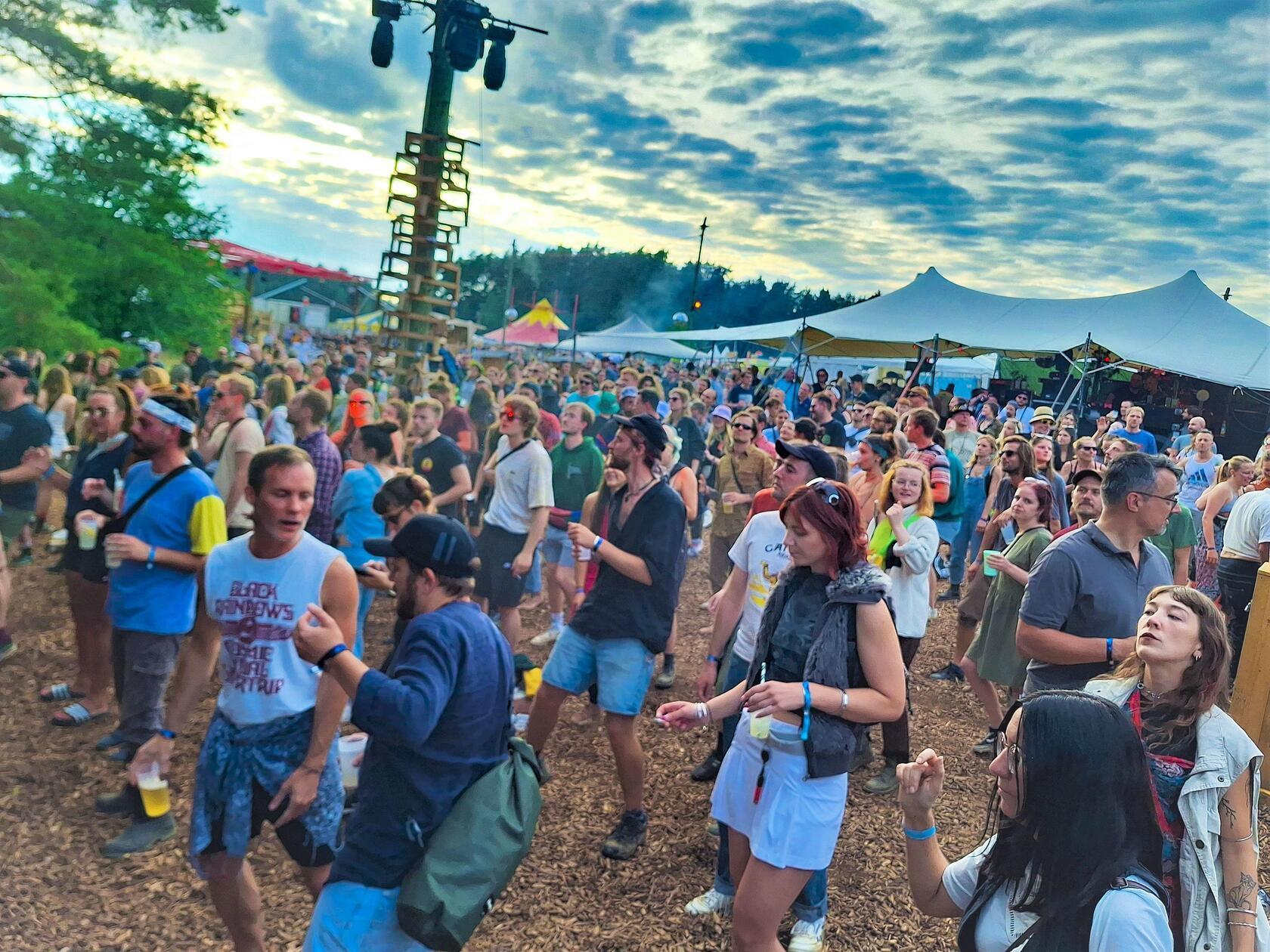 Von Donnerstag, 1. August, bis Montag, 5. August, verwandelt sich der Wald in Plankenfels in der Fränkischen Schweiz anlässlich des Klangtherapie-Festivals in einen bunten Schauplatz. Auf fünf individuell gestalteten Bühnen treten lokale und internationale DJs und Acts auf und ein vielfältiges Rahmenprogramm rundet das Festival ab.