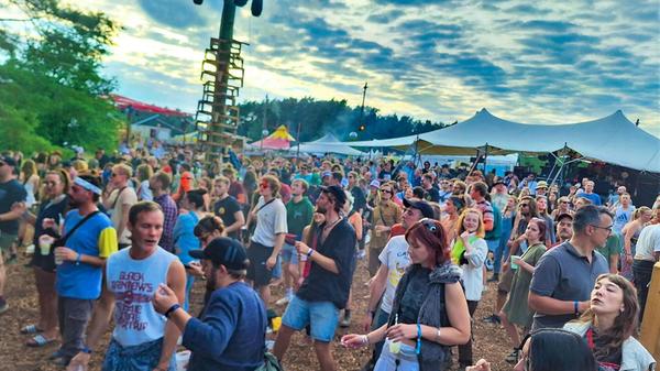 Von Donnerstag, 1. August, bis Montag, 5. August, verwandelt sich der Wald in Plankenfels in der Fränkischen Schweiz anlässlich des Klangtherapie-Festivals in einen bunten Schauplatz. Auf fünf individuell gestalteten Bühnen treten lokale und internationale DJs und Acts auf und ein vielfältiges Rahmenprogramm rundet das Festival ab.