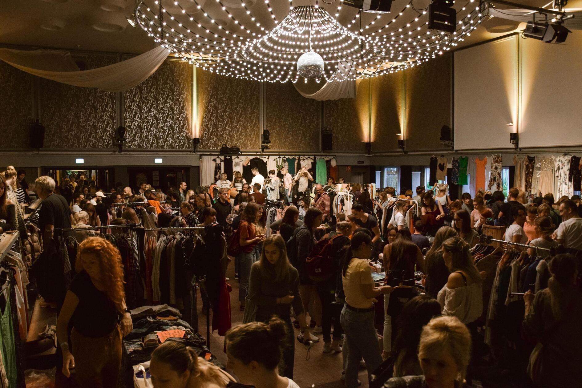 Am Freitag, 2. August, findet im Parks der Nightmarket statt. Besucher können durch die Secondhand-Schätze stöbern und für Unterhaltung sorgt ein Live-DJ. Los geht die Veranstaltung um 18 UHr und es wird Original Thai Streetfood angeboten. Der Eintritt kostet 2 Euro.