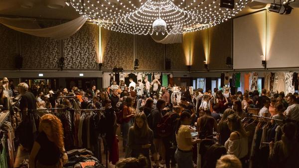 Am Freitag, 2. August, findet im Parks der Nightmarket statt. Besucher können durch die Secondhand-Schätze stöbern und für Unterhaltung sorgt ein Live-DJ. Los geht die Veranstaltung um 18 UHr und es wird Original Thai Streetfood angeboten. Der Eintritt kostet 2 Euro.