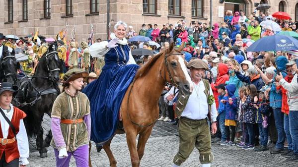 Ein Fest mit langen Traditionen: Von Freitag, 2. August, bis Montag, 5. August, findet das berühmte Hilpoltsteiner Burgfest statt. Es hat seinen historischen Anlass im Einzug der Pfalzgräfin Dorothea Maria in die Stadt Hilpoltstein im Jahre 1606. Am Burgfestwochenende spielt das Hilpoltsteiner Burgspiel-Ensembles in der romantischen Burgruine.