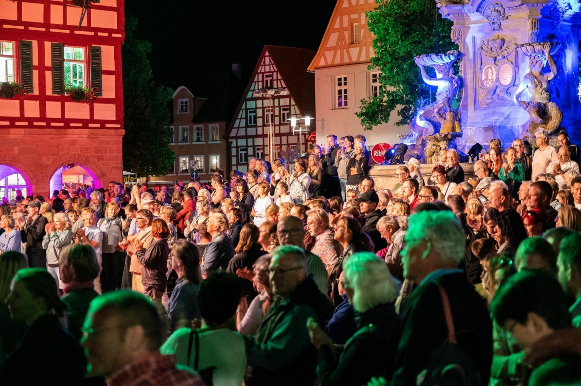 Die Goldschläger Nacht in Schwabach wird dieses Jahr bereits am Freitag, 2. August mit einer Lesung von Petra Rinkes und Roland Ballwieser aus ihrem Schwabach-Krimi mit dem Titel „Goldschlägernacht“. Am Samstag, 3. August, geht es dann weiter mit der Goldschläger Nacht um 18 Uhr.
