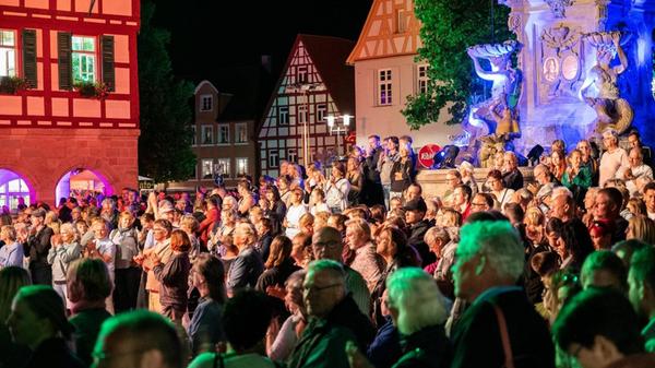 Die Goldschläger Nacht in Schwabach wird dieses Jahr bereits am Freitag, 2. August mit einer Lesung von Petra Rinkes und Roland Ballwieser aus ihrem Schwabach-Krimi mit dem Titel „Goldschlägernacht“. Am Samstag, 3. August, geht es dann weiter mit der Goldschläger Nacht um 18 Uhr.
