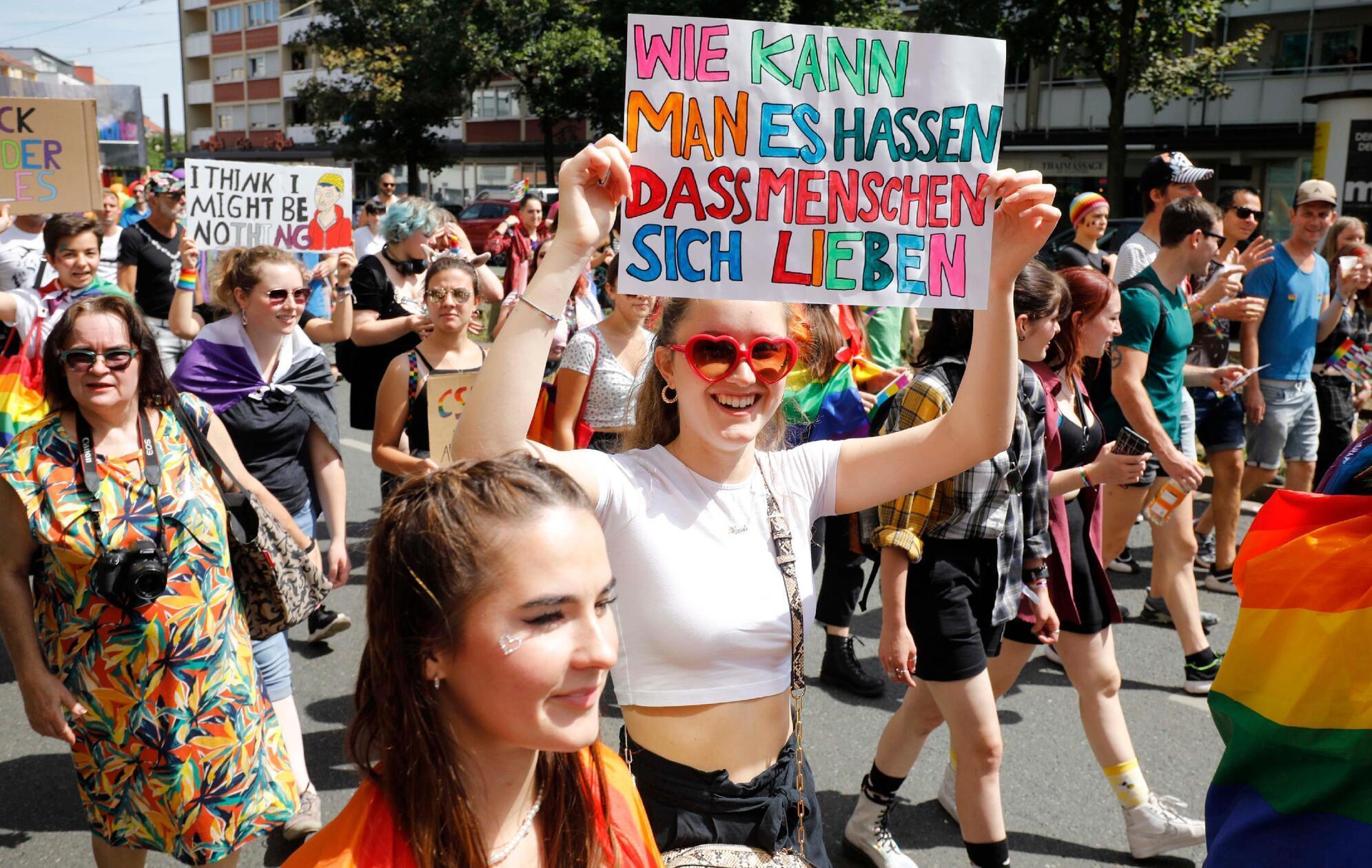 Am Samstag, 3. August, findet in Nürnberg die bunte CSD-Parade statt. Unter dem Motto "25 Jahre & lauter denn je!" demonstrieren und feiern zahlreiche Mitglieder der LGBTQIA+-Community und Unterstützende in Nürnberg. Die Demo geht um 12.15 Uhr am Prinzregentenufer los. Anschließend findet in der Rakete ab 23 Uhr die Official Nbg Pride Afterparty statt. Am Sonntag, 4. August, finden am Kornmarkt Infoveranstaltungen und Politdiskussionen statt.