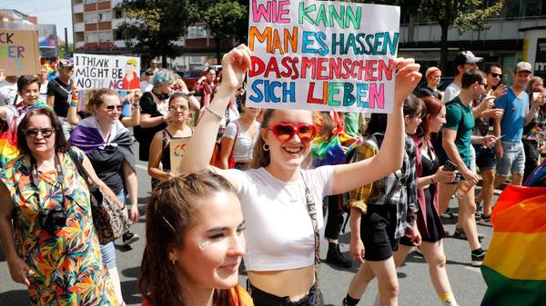 Am Samstag, 3. August, findet in Nürnberg die bunte CSD-Parade statt. Unter dem Motto "25 Jahre & lauter denn je!" demonstrieren und feiern zahlreiche Mitglieder der LGBTQIA+-Community und Unterstützende in Nürnberg. Die Demo geht um 12.15 Uhr am Prinzregentenufer los. Anschließend findet in der Rakete ab 23 Uhr die Official Nbg Pride Afterparty statt. Am Sonntag, 4. August, finden am Kornmarkt Infoveranstaltungen und Politdiskussionen statt.