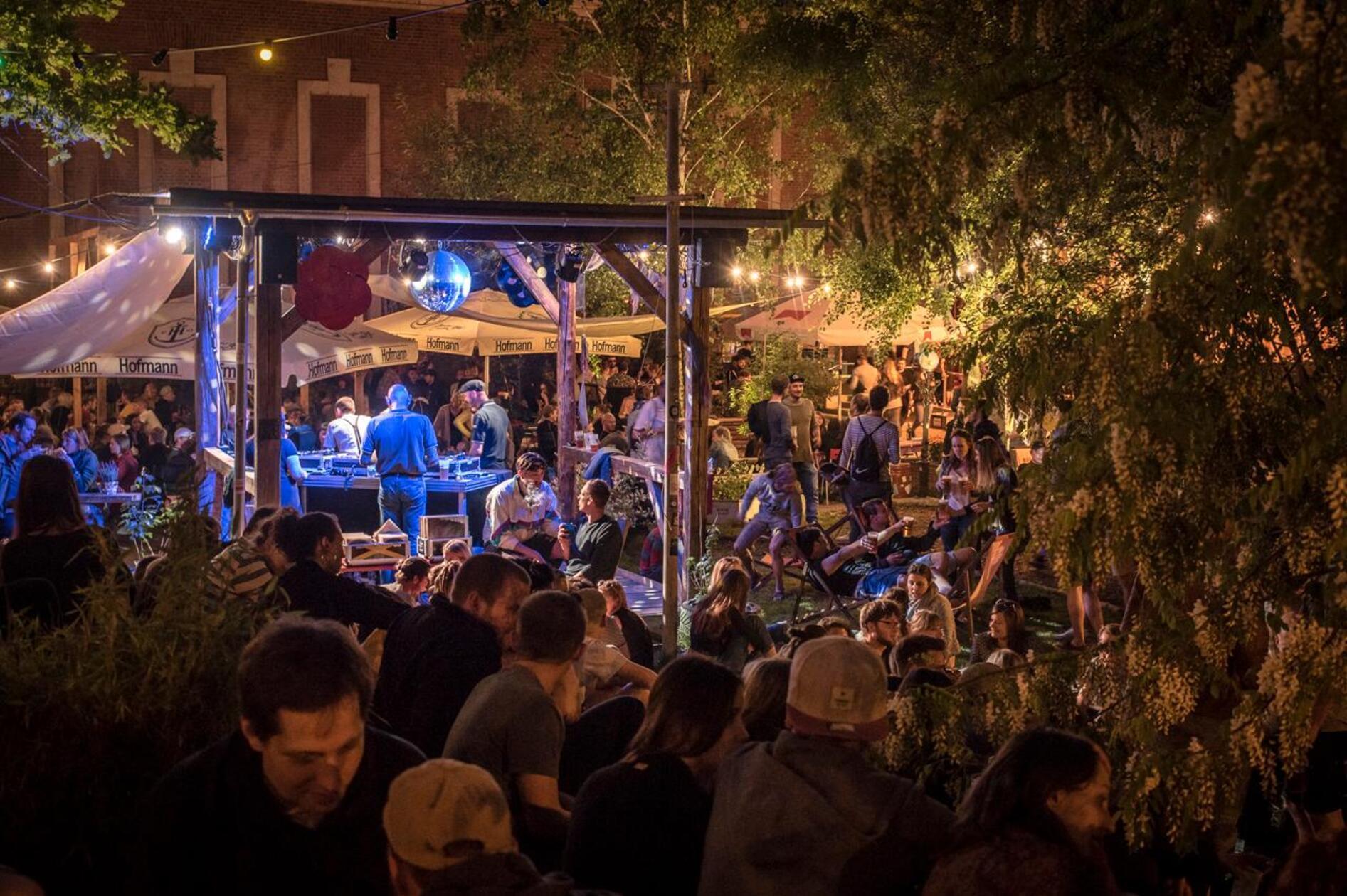 Im Z-Bau Biergarten findet am Samstag, 3. August, das Kunstverein-Straßenfest statt. Beginn ist um 14 Uhr und der Eintritt ist frei. Über den Abend hinweg finden verschiedene Konzerte statt und ab 22 Uhr wird die Veranstaltung in den Kunstverein verlegt.