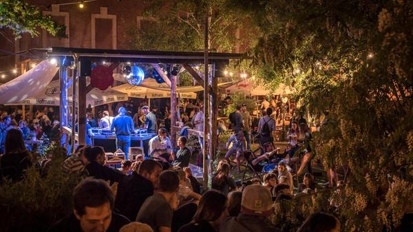 Im Z-Bau Biergarten findet am Samstag, 3. August, das Kunstverein-Straßenfest statt. Beginn ist um 14 Uhr und der Eintritt ist frei. Über den Abend hinweg finden verschiedene Konzerte statt und ab 22 Uhr wird die Veranstaltung in den Kunstverein verlegt.