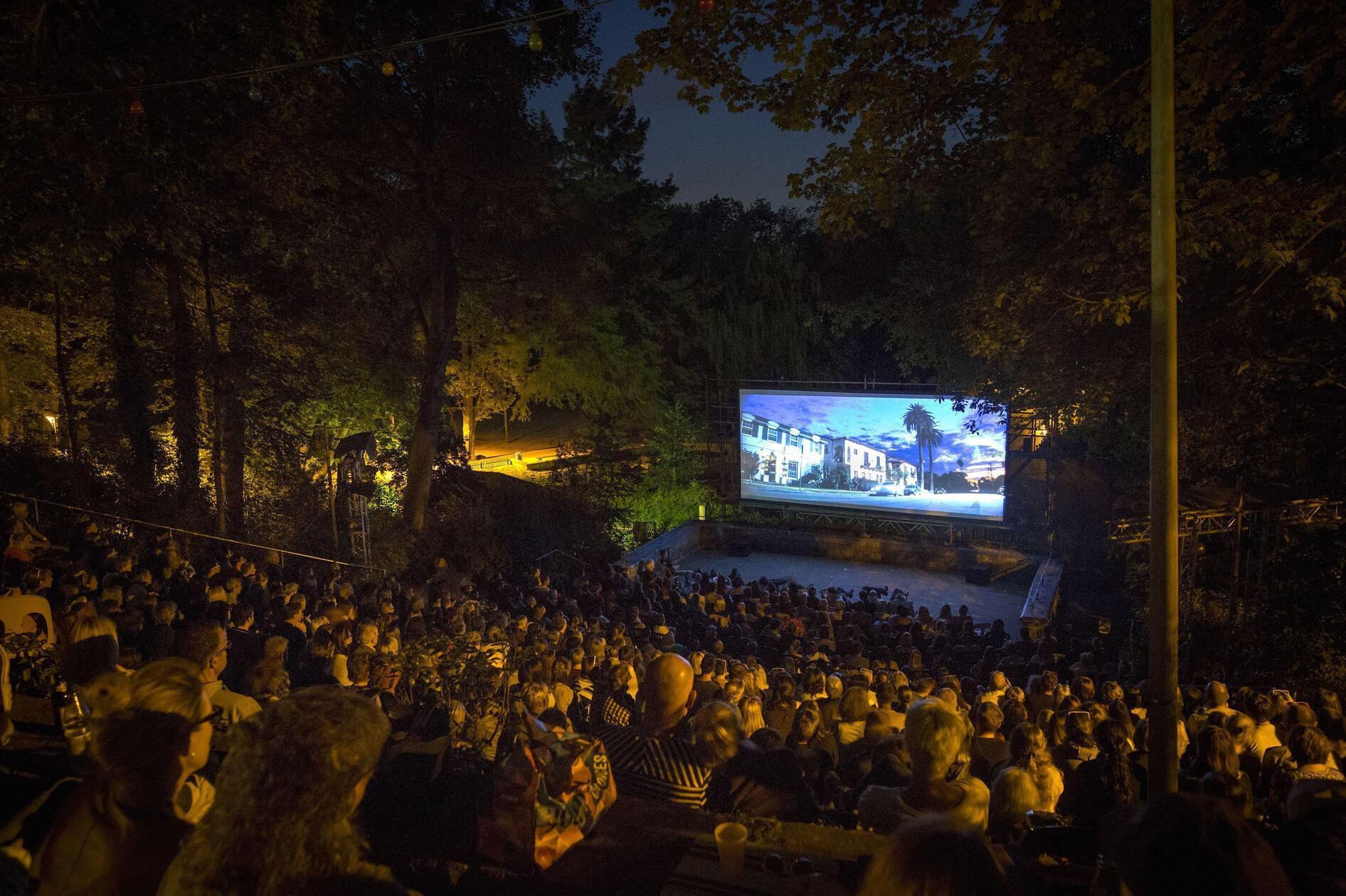 Das SommerNachtFilmFestival liefert den ganzen August lang ein Programm an 11 verschiedenen Spielorten mit 100 Filmvorführungen. Am Samstag, 3. August, kann man den Film "Anatomie eines Falls" im Pellerhaus in Nürnberg anschauen. In der Katharinenruine läuft am Sonntag, 4. August, der Film "Buster Keaton-sieben Chancen". Das ganze Programm finden Sie auf der Website.
