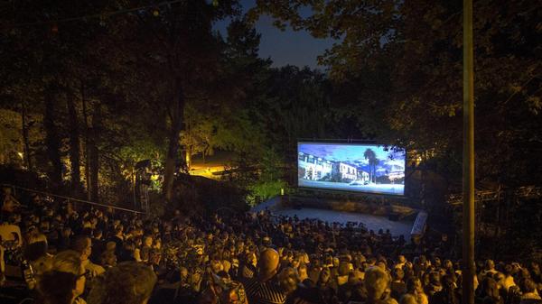 Das SommerNachtFilmFestival liefert den ganzen August lang ein Programm an 11 verschiedenen Spielorten mit 100 Filmvorführungen. Am Samstag, 3. August, kann man den Film "Anatomie eines Falls" im Pellerhaus in Nürnberg anschauen. In der Katharinenruine läuft am Sonntag, 4. August, der Film "Buster Keaton-sieben Chancen". Das ganze Programm finden Sie auf der Website.