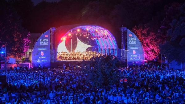 Im Luitpoldhain findet am Samstag, 3. August, um 20 Uhr das Konzert der Nürnberger Symphoniker "Alle Wege führen nach Hollywood" statt. Die Zuschauer können es sich auf einer Picknickdecke gemütlich machen und umsonst den harmonischen Klängen der Musik lauschen.