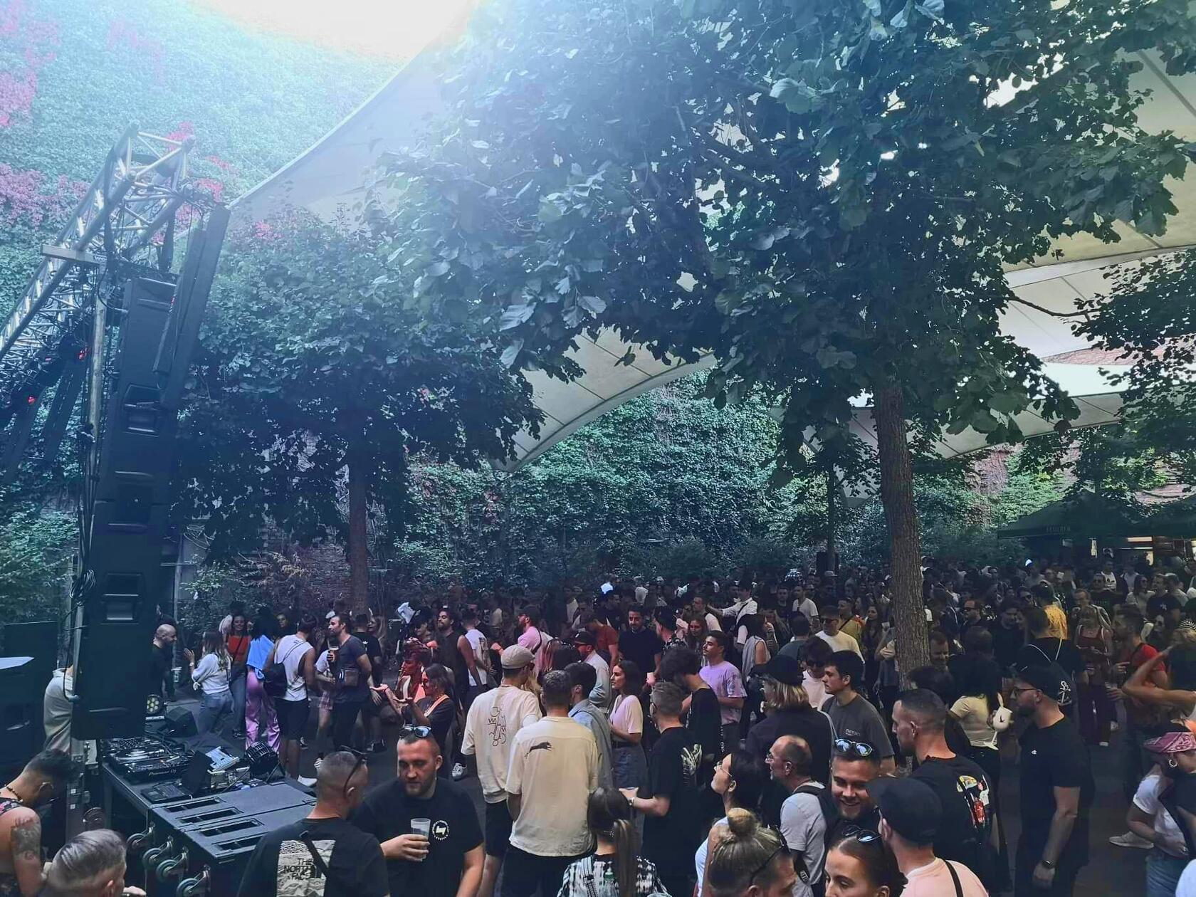 Das Mach1 und das Nachtkind feiern am Samstag, 3. August gemeinsam im Serenadenhof Sommerfest! Los geht's um 16 Uhr und bis 22 Uhr wird mit 6 DJs gefeiert.