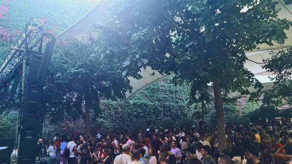 Das Mach1 und das Nachtkind feiern am Samstag, 3. August gemeinsam im Serenadenhof Sommerfest! Los geht's um 16 Uhr und bis 22 Uhr wird mit 6 DJs gefeiert.