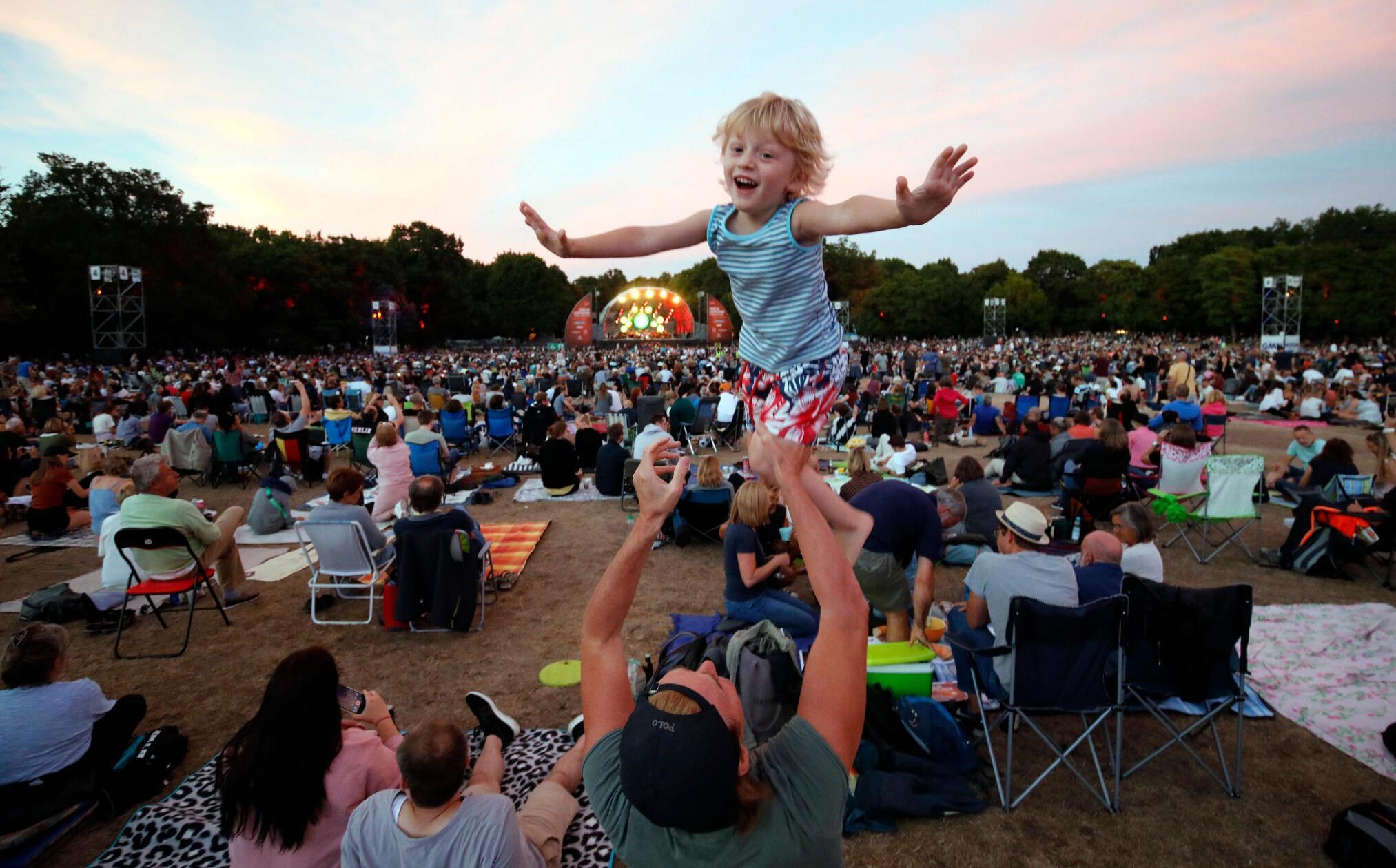 Am Sonntag, 4. August, findet "Stars im Luitpoldhain-The Night of Jazz & Friends" statt. Stars des internationalen Jazz kommen für diesen besonderen Abend ins Luitpoldhain und spielen auf einem der größten Jazz-Konzerte Europas. Im Mittelpunkt steht dieses Jahr der Nürnberger Schlagzeuger Wolfgang Haffner mit Unterstützung von zahlreichen Künstern aus der ganzen Welt. Der Eintritt ist kostenlos.