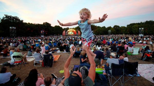 Am Sonntag, 4. August, findet "Stars im Luitpoldhain-The Night of Jazz & Friends" statt. Stars des internationalen Jazz kommen für diesen besonderen Abend ins Luitpoldhain und spielen auf einem der größten Jazz-Konzerte Europas. Im Mittelpunkt steht dieses Jahr der Nürnberger Schlagzeuger Wolfgang Haffner mit Unterstützung von zahlreichen Künstern aus der ganzen Welt. Der Eintritt ist kostenlos.