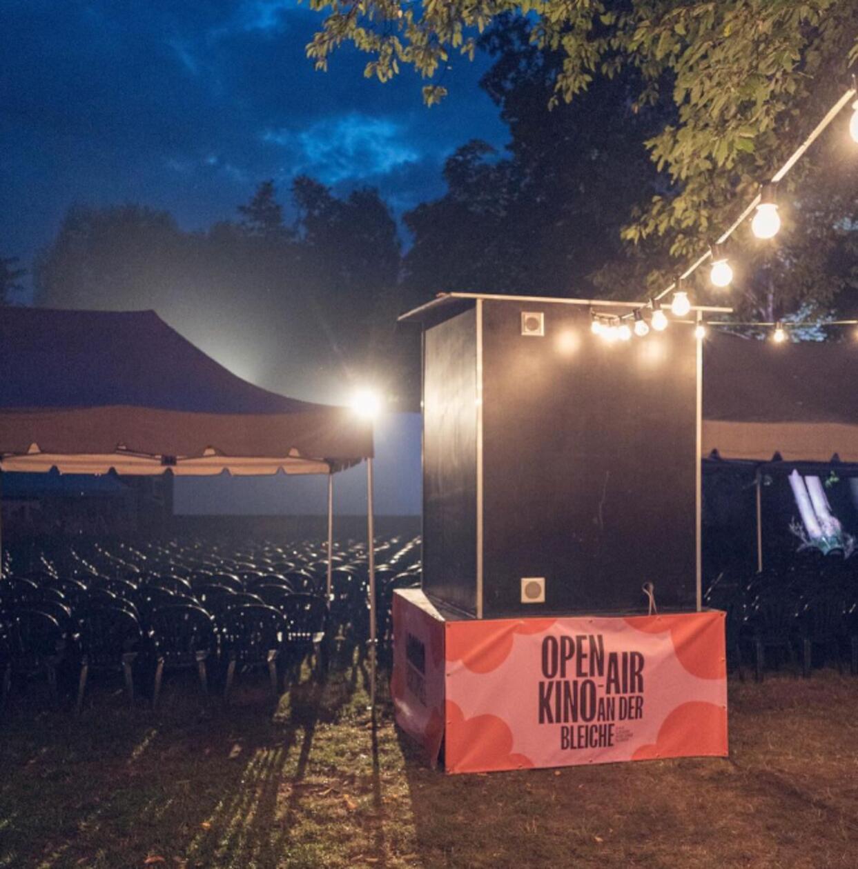 Bis Montag, 12. August, zeigen die Lamm-Lichtspiele täglich Filme unter freiem Himmel. Einlass ist jeweils ab 20 Uhr, vor Ort gibt es warme sowie kalte Snacks und verschiedene Getränke. Die Filmvorstellung auf dem Gelände an der Schwabachanlage startet bei Einbruch der Dunkelheit. Ein Ticket kostet jeweils 11 Euro.