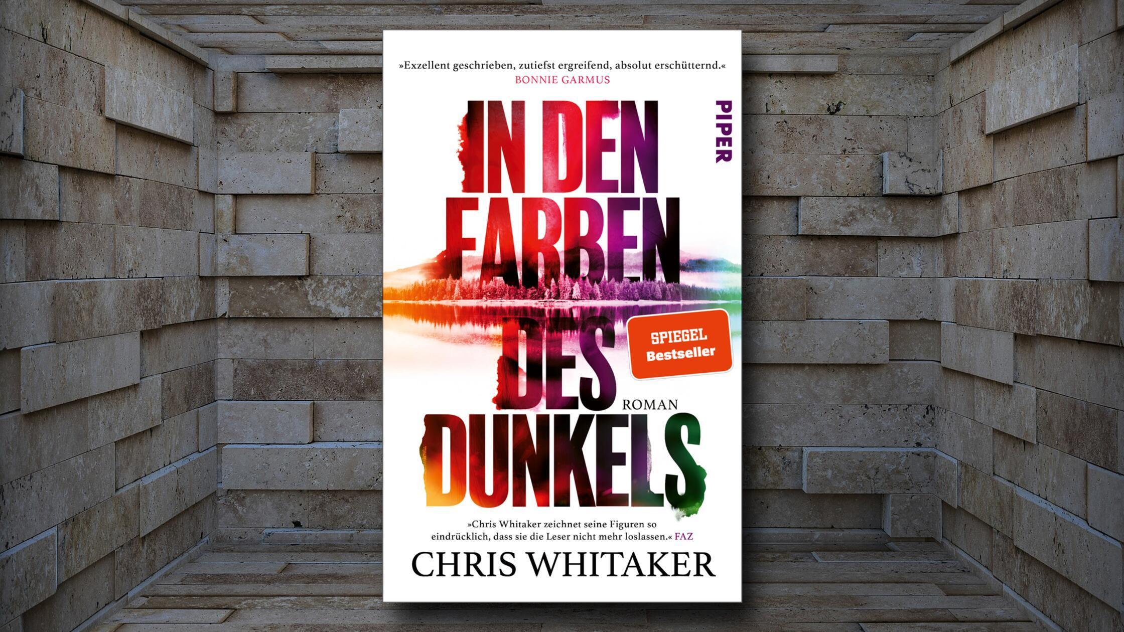 Ein 13-jähriger Junge wird in Amerika entführt - und wie durch ein Wunder gerettet. Doch die Zeit der Gefangenschaft lässt ihn nicht los: Hat er dort doch das Mädchen Grace getroffen, das ihn tief berührt hat. In den folgenden Jahren sucht er in den Vereinigten Staaten nach Grace. "In den Farben des Dunkels" von Chris Whitaker ist ein Schmöker, der sich keiner genauen Gattung zuordnen lässt. Liebesgeschichte trifft Thriller, Gesellschaftskritik wird vermischt mit Spannung. Sehr empfehlenswert! (Piper, 24 Euro) Sabine Ebinger