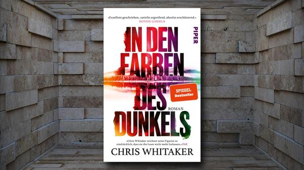 Ein 13-jähriger Junge wird in Amerika entführt - und wie durch ein Wunder gerettet. Doch die Zeit der Gefangenschaft lässt ihn nicht los: Hat er dort doch das Mädchen Grace getroffen, das ihn tief berührt hat. In den folgenden Jahren sucht er in den Vereinigten Staaten nach Grace. "In den Farben des Dunkels" von Chris Whitaker ist ein Schmöker, der sich keiner genauen Gattung zuordnen lässt. Liebesgeschichte trifft Thriller, Gesellschaftskritik wird vermischt mit Spannung. Sehr empfehlenswert! (Piper, 24 Euro) Sabine Ebinger