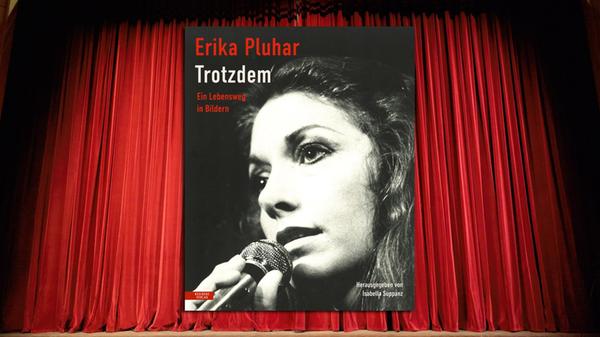 Sie war eine außergewöhnliche Schauspielerin, einfühlsame Sängerin, die Frau von André Heller und ist seit vielen Jahren eine beliebte Autorin: Erika Pluhar – ein Multitalent. Wie sie wurde, was die heute 85-Jährige ist, kann man in dem wunderbaren Bildband "Trotzdem" (Residenz, 35 Euro) nachblättern, der ihre bunte Karriere nachzeichnet, zudem viele Geschichten und Anekdoten aus diesem reichhaltigen Leben erzählt. Am Wiener Burgtheater spielte die Österreicherin mit allen großen Kollegen zusammen, im Film ebenso, politisch engagierte sie sich leidenschaftlich, literarisch fand sie ihren ganz eigenen Stil, schön blieb sie bis heute: "die Pluhar" eben, lebensklug und lebensmutig. Bernd Noack