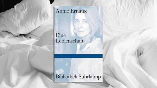 Woher dieser Schmerz beim Lieben, die lange Qual neben der kurzen Erlösung, das Warten, die Eifersucht? Annie Ernaux traute sich kaum staubzusaugen, denn in dieser Zeit könnte ja ihr Liebhaber anrufen! Wie man es von der Französin gewohnt ist, schildert sie auch in "Eine Leidenschaft" (im Original von 1991) eine markante autobiografische Episode. Hier die Affäre mit A., einem Ausländer aus dem Osten, groß, blond und ein bisschen wie Alain Delon. Und leider verheiratet. Oder macht das die Obsession erst komplett? Unnachahmlich, wie sachlich und doch stark berührend sie auch das Ende fasst: "Wir verbrauchten ein Kapital an Begehren. Was wir an körperlicher Intensität hinzugewannen, verloren wir an Zeit." (Suhrkamp, 20 Euro) Wolf Ebersberger
