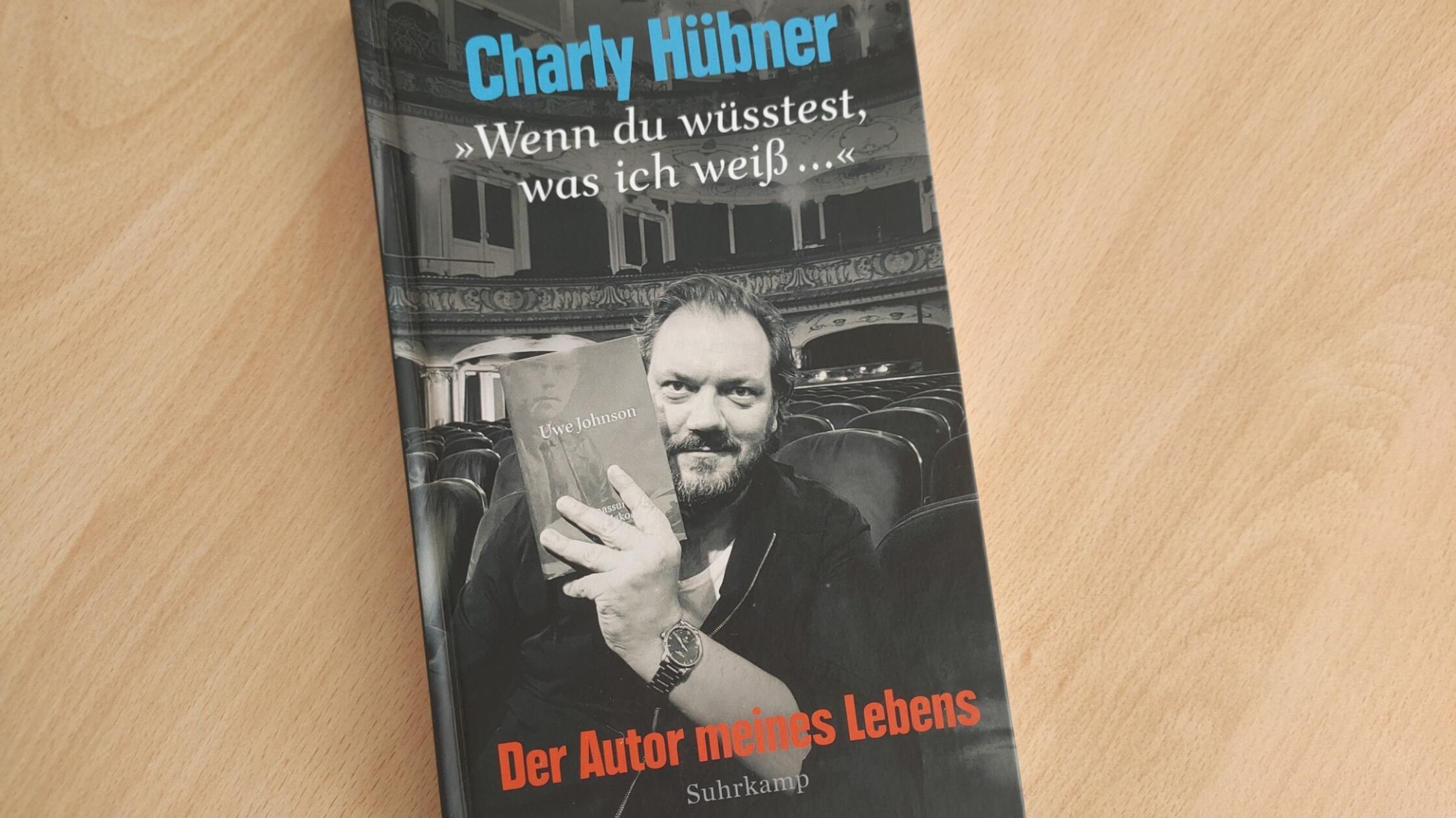Gleich zwei Jubiläen: Vor 90 Jahren geboren, vor 40 Jahren gestorben ist der große Mecklenburger Autor Uwe Johnson - der ja immer noch ein paar Leser mehr verdienen würde. Gut also, dass Schauspieler und Bundeslandsmann Charly Hübner seine Popularität nutzt, um auf Johnson neugierig zu machen - und die Angst vor sperrig-schwerer Lektüre zu nehmen. "Wenn du wüsstest, was ich weiß" nennt sich seine kleine Anleitung, beim Lesen doch "in die Ruhe" zu gehen, "in die Aufmerksamkeit", die der Autor etwa seinen Figuren im Jahrhundertwerk der "Jahrestage" schenkt. Und siehe da, der Johnson-Rhythmus ist da: "Aus Buchstaben werden Nahaufnahmen, aus Wörtern Straßenzüge, aus Sätzen Panoramen." (Suhrkamp, 20 Euro) Wolf Ebersberger