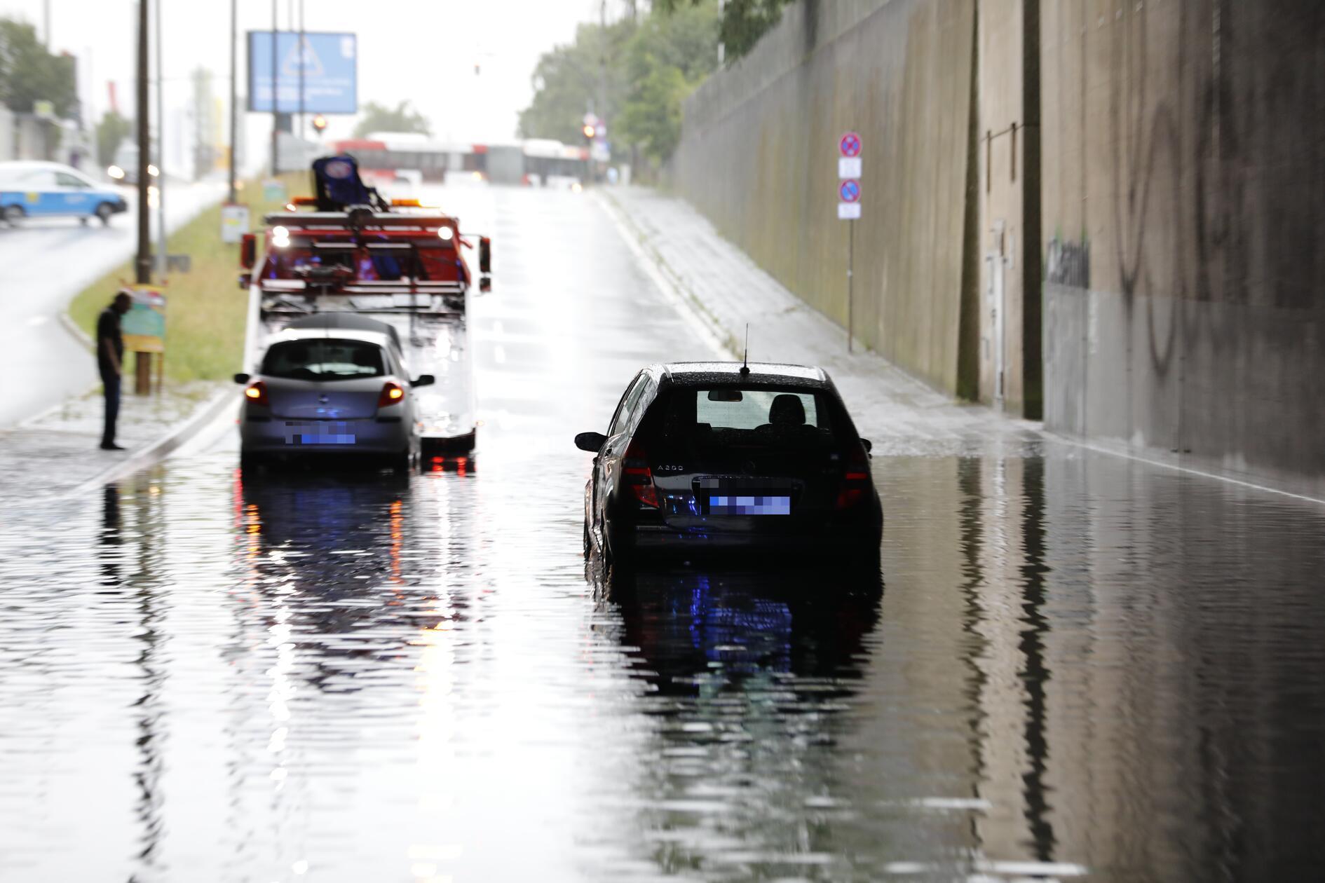 Auch in der Schwabacher Straße, und zwar in der Unterführung unter der Südwesttangente, blieben mehrere Fahrzeuge liegen.