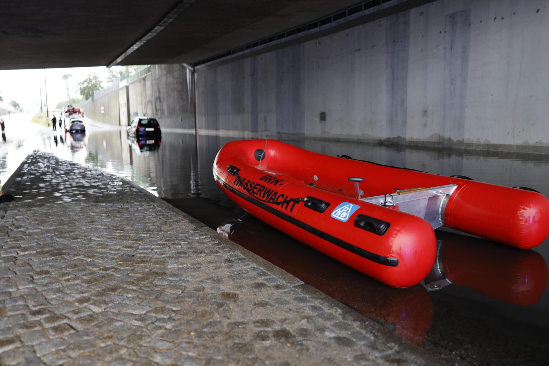 Die Wasserwacht musste einen Insassen mit einem Schlauchboot befreien.