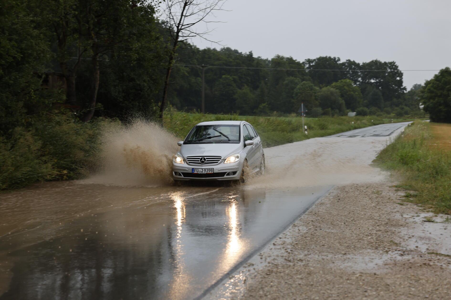 Das Gewitter sorgte an mehreren Stellen im Landkreis für überschwemmte Straßen.