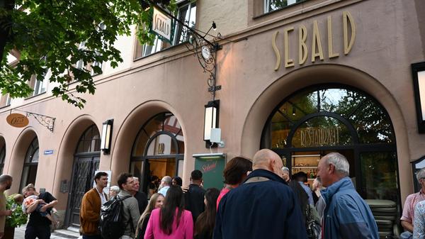 Rund 300 geladene Gäste sind zur Eröffnung des neuen Restaurants in der Nürnberger Altstadt am Donnerstagabend gekommen.
